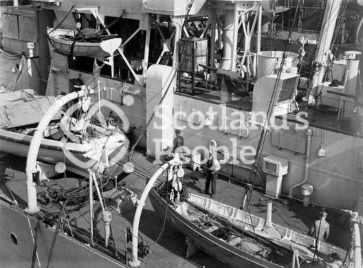 HMAS Australia (512) HMAS Australia (512)