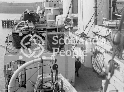 HMAS Australia (512) HMAS Australia (512)