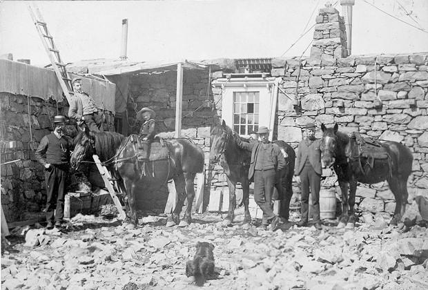 Feature Ben Nevis MET1-8-1-45 Horses and men