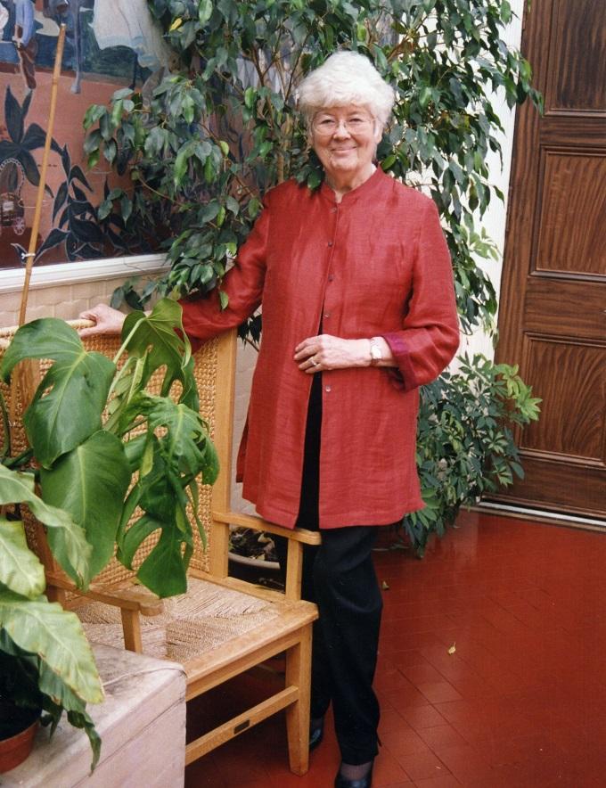 A photograph of Dorothy Dunnett in the conservatory, September 2001