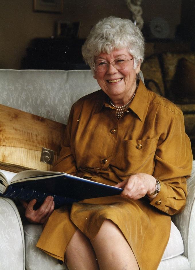 Dorothy Dunnett reading a book, autumn 2000