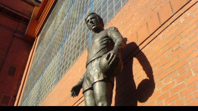 The statue of John Greig, former Rangers player, outside the Ibrox Stadium. A memorial to those who died in the disaster. Credit: Wikimedia Commons