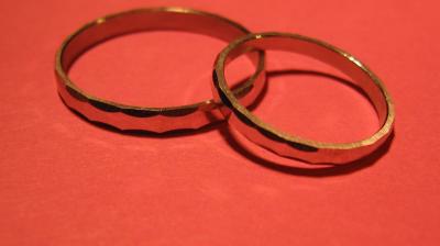 An image of two wedding rings. Credit: public domain image from Wikimedia Commons