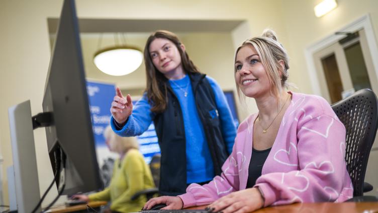 A Scotland’s People customer using a computer with a member of  staff.